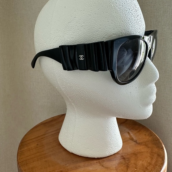 NWT Chanel Black Pilote Sunglasses with Bows on sides case and box included - Picture 16 of 17